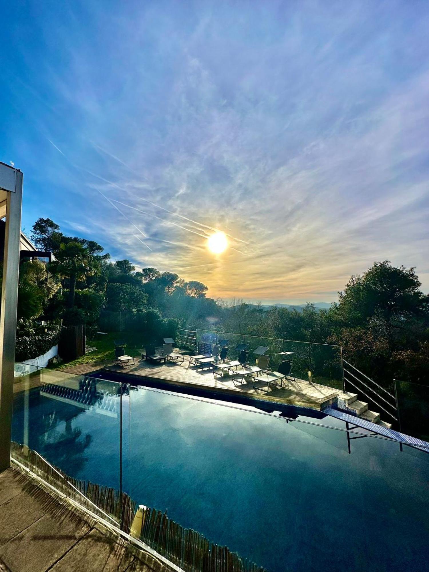 Resort Aya House La Floresta Pearson